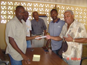 Motion - Remise d un don (suite au cyclone de 2008) au maire du Môle Saint Nicolas : M. Gilbert JEAN-CHARLES