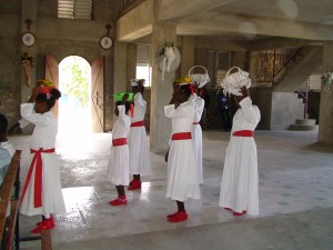 Motion - Offrandes en costume, dans la cathédrale du Môle