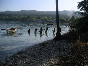 Motion - Pêcheurs au filet sur la plage du Môle Saint Nicolas